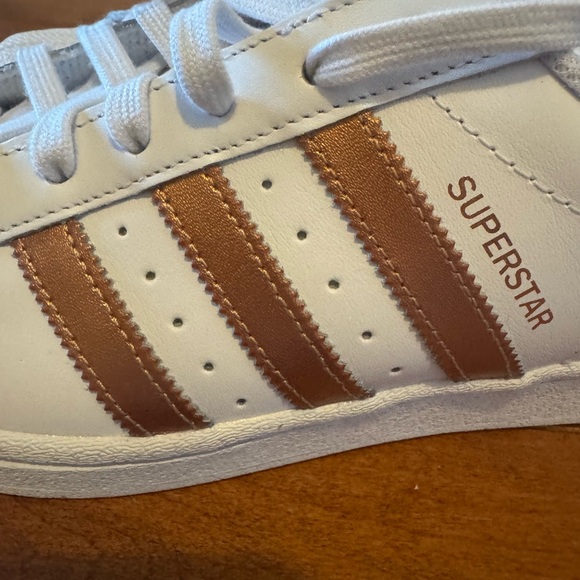 Adidas Superstar sneakers white with copper stripes size 8 - Picture 2 of 5